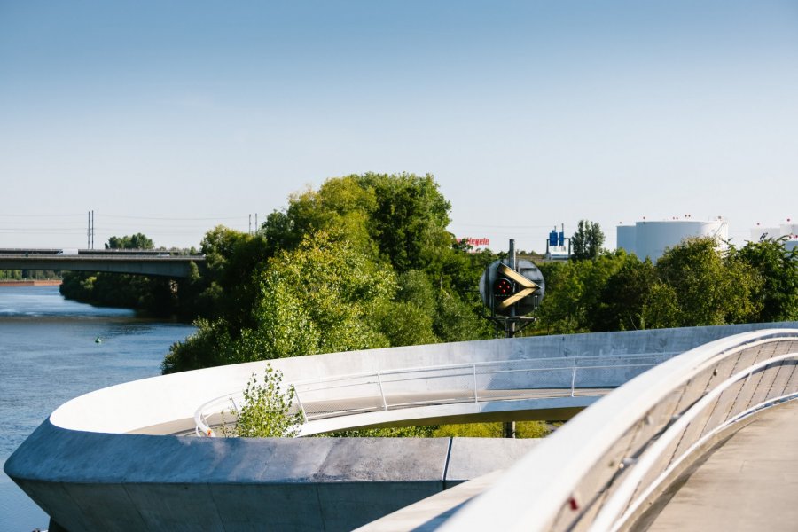 Ihr Notar für Raunheim | Notariat für Raunheimer & Raunheimerinnen | Schnelle & rechtssichere Abwicklung Ihrer Notarurkunde | Notar im Bezirk Raunheim | Raunheim ist mit ca. 16.000 Einwohnern die kleinste Stadt in meinem Notarbezirk, der neben Raunheim auch Rüsselsheim und Kelsterbach umfasst. Durch die Nähe zum Flughafen und der zentralen Lage ist Raunheim ein attraktiver Standort für viele Unternehmen, vor allem im Logistikbereich. Dies ist insbesondere aufgrund des Mönchhofgelände der Fall, dem Gewerbepark der Städte Raunheim und Kelsterbach. Markante Stellen in Raunheim sind unter anderen die Schrägseilbrücke Raunheim, die Mönchhofkapelle, die Ölhafenbrücke und das Resart-Ihm-Gelände in Raunheim.