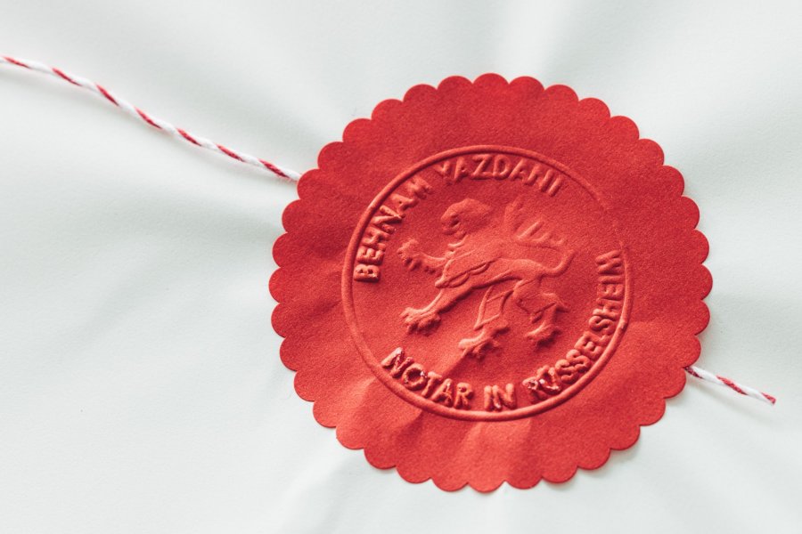 Ihr Rüsselsheimer Notar für alle Rüsselsheimer Stadteile | schnelle & sichere Abwicklung Ihrer Notarurkunde im Notariat in Rüsselsheim | Notar in Rüsselsheim | Rüsselsheim ist mit ca. 67.000 Einwohnern die größte Stadt in meinem Notarbezirk, der neben Rüsselsheim auch Raunheim und Kelsterbach umfasst. Es gibt in Rüsselsheim neben der Innenstadt auch drei weitere Stadtteile: Haßloch, Königstädten und Bauschheim. Rüsselsheim ist die zehntgrößte Stadt in Hessen und international bekannt als Opel-Stadt. Im Jahr 1862 begründete Adam Opel den Autobauer ursprünglich mit einer Nähmaschinen Manufaktur. Adam Opel und die Marke Opel beeinflussen noch heute einen Großteil die Rüsselsheimer Innenstadt und das Stadtbild von Rüsselsheim. Zu Ehren von Adam Opel besteht ein Denkmal vor dem Altwerk in der Rüsselsheimer Innenstadt. Das Opel-Altwerk ist eine 65.000 Quadratmeter große Fläche in zentrale Lage in Rüsselsheim. Im Rüsselsheimer Stadtteil Bauschheim entsteht in den nächsten Jahren das Neubaugebiet Eselswiese. Das Neubaugebiet im Rüsselsheimer Stadtteil umfasst mehr als 60 Hektar und stellt eine der größten Entwicklungsgebiete im Rhein-Main-Gebiet dar. Dies wird zu einem weiteren Wachstum von Rüsselsheim führen. Heute beheimatet Rüsselsheim neben Opel auch weitere Automobilhersteller. Am Mainufer in Rüsselsheim befinden sich die Opelvillen. Die Opelvillen in Rüsselsheim bestehen aus der Villa Wenske, dem Herrenhaus sowie dem neu gestaltete Zwischenbau. Die Opelvillen beheimaten heute unter anderem ein Museum sowie ein Restaurant. Eine kulturelle Sehenswürdigkeit in Rüsselsheim ist das Stadttheater. Von historischer Bedeutung ist die Festung. Dies ist historisches Denkmal aus dem 14. Jahrhundert in Rüsselsheim. Die ehemalige Wehranlage ist in Rüsselsheim beheimatet in unmittelbarer Nähe zum Main.