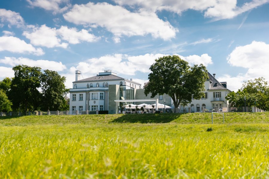 Am Mainufer in Rüsselsheim befinden sich die Opelvillen. Die Opelvillen in Rüsselsheim bestehen aus der Villa Wenske, dem Herrenhaus sowie dem neu gestaltete Zwischenbau. Die Opelvillen beheimaten heute unter anderem ein Museum sowie ein Restaurant.