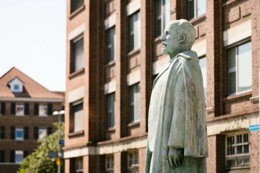 Das Adam-Opel-Denkmal und das Opel-Altwerk in der Rüsselsheimer Innenstadt. Das Opel-Altwerk ist eine 65.000 Quadratmeter große Fläche und beheimatete einst die erste Fabrik von Adam Opel in Rüsselsheim.